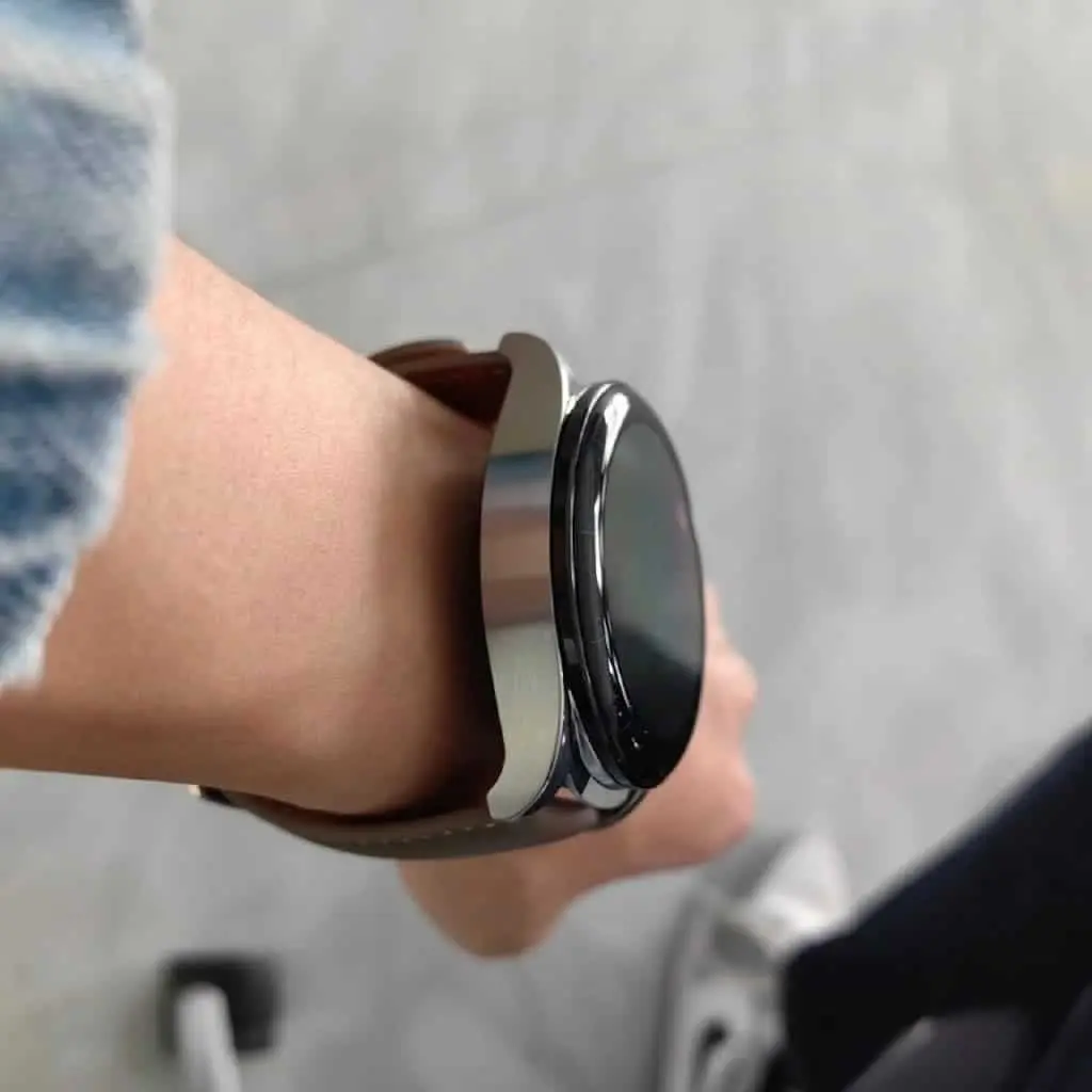 Thiết kế dày của Huawei Watch Buds giúp máy chứa được earbubs không dây