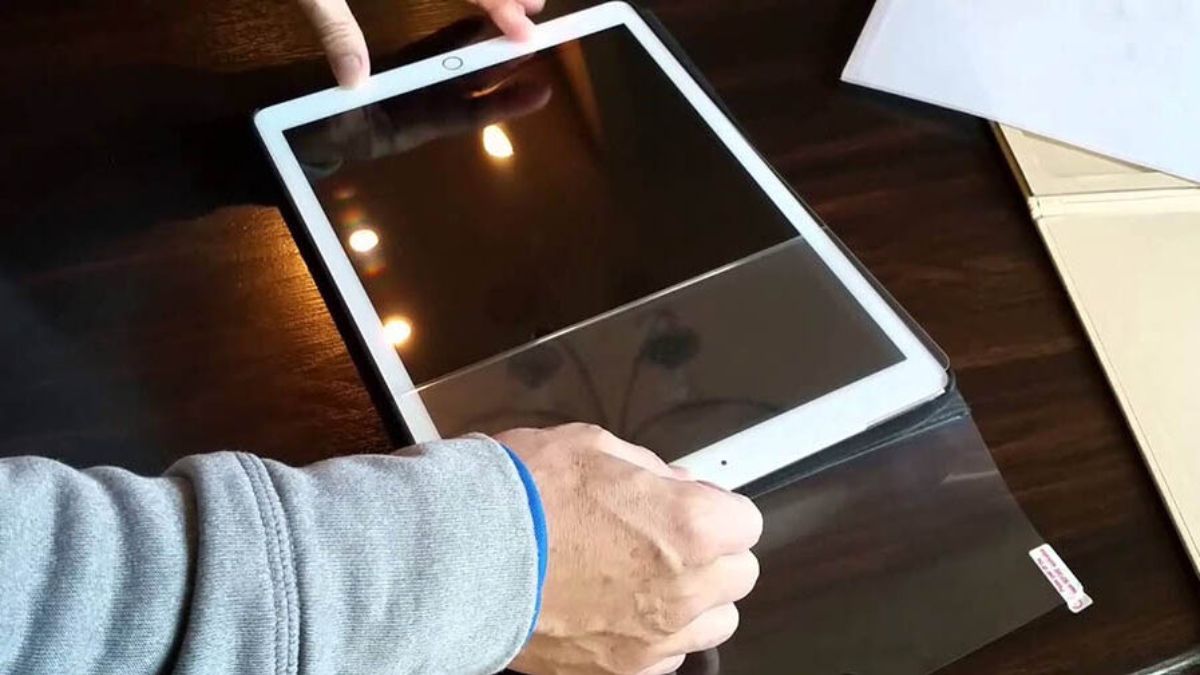 Tháo miếng dán màn hình iPad