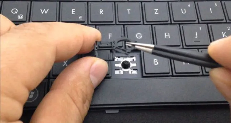 Khi tiến hành sửa chữa bàn phím laptop tại nhà, người dùng cần phải nhẹ nhàng, cẩn thận